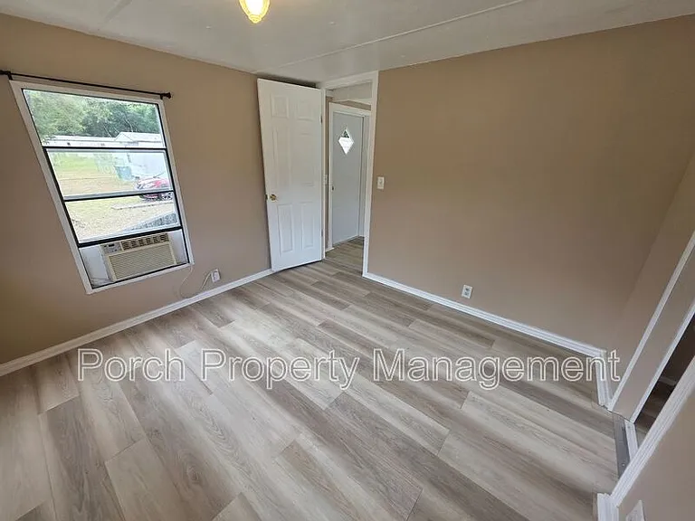 1207 Mills Ave — Photo 5