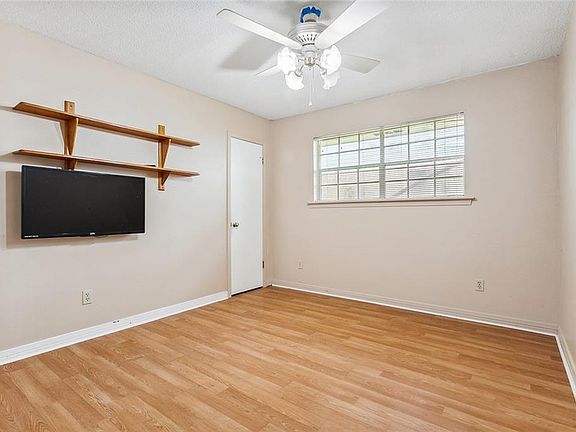 3rd image of 502 E Lake Catahoula Ct
