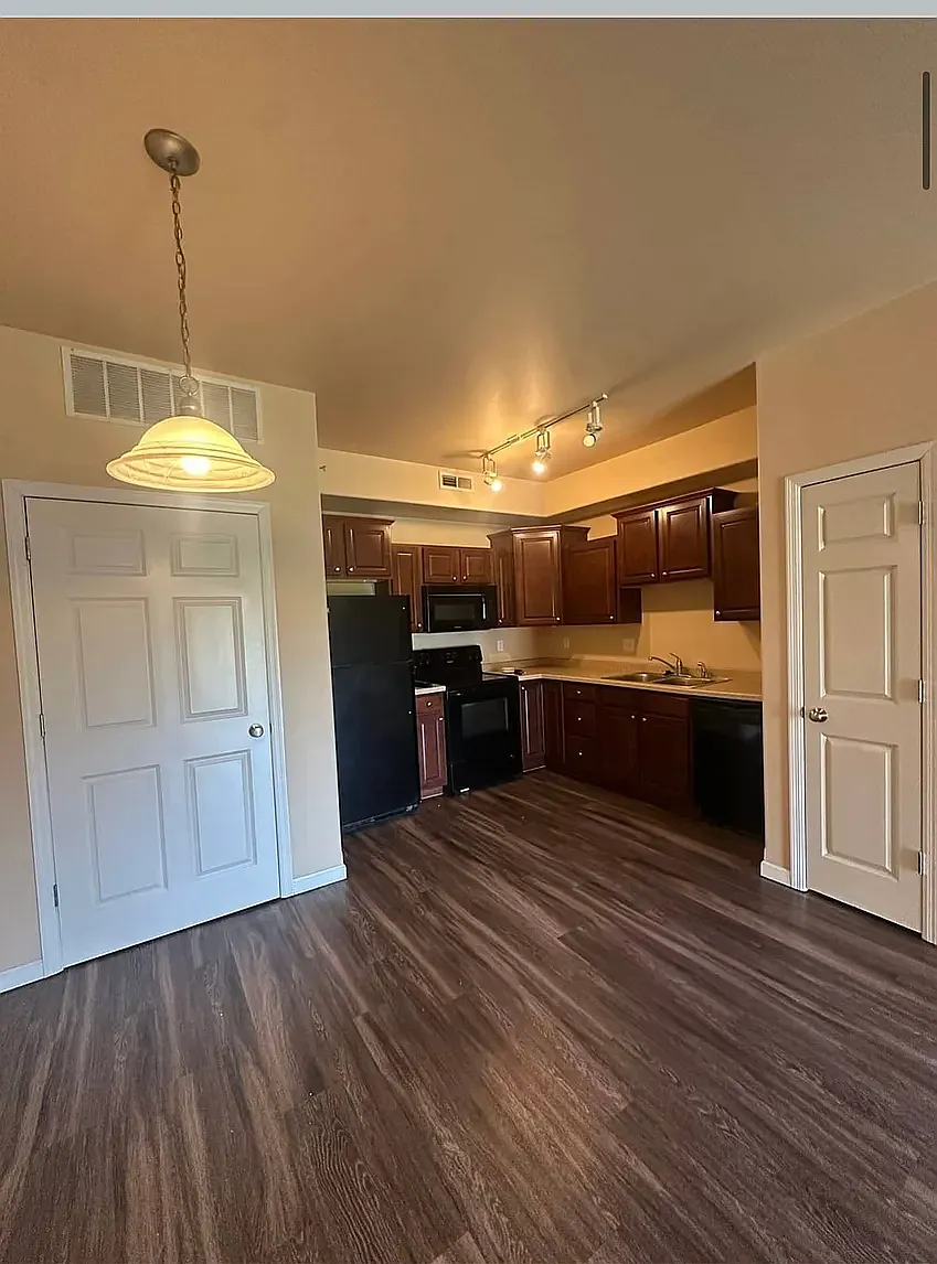 2 bed, 1034 sqft, $1,195 — Photo 3