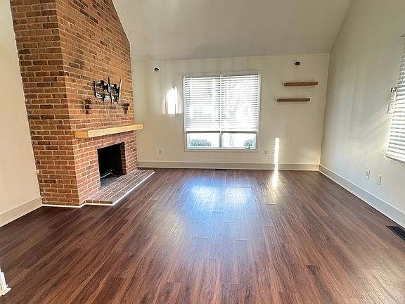 Living room - vaulted ceilings