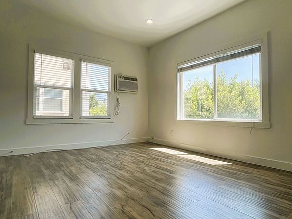 3rd image of 5115 Melrose Ave #21