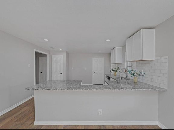 4th image of 2503 Creston Dr