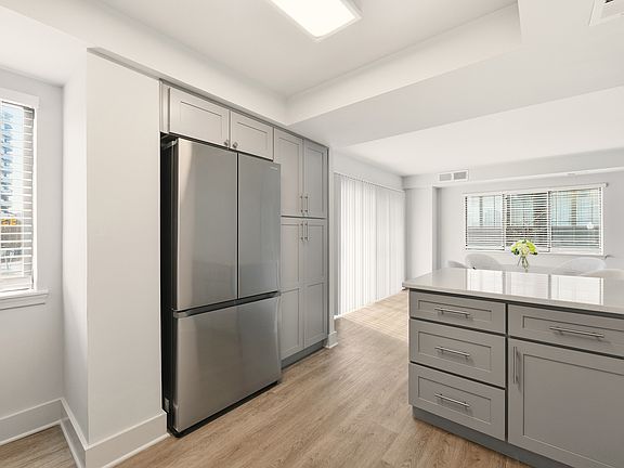 2nd image of 1425 S Eads St APT 1005