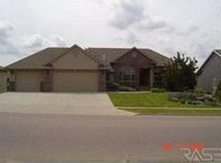 1209 S Tayberry Ave, Sioux Falls, SD 57106