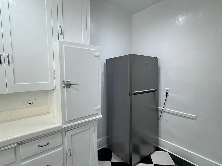 1949 N Vermont Ave #4 — Photo 3