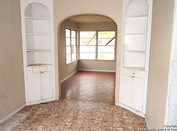 5th image of 2558 W Woodlawn Ave