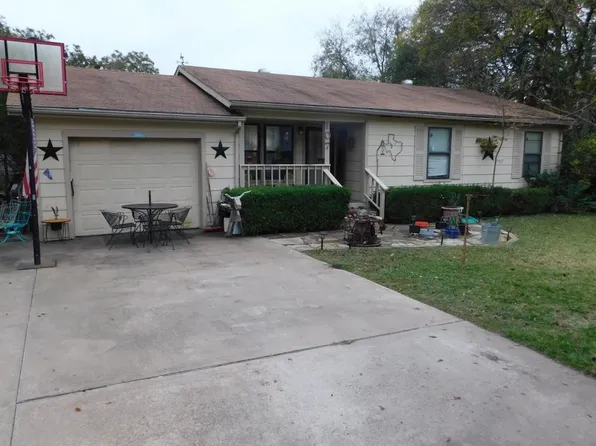 107 W School St, Trenton, TX 75490