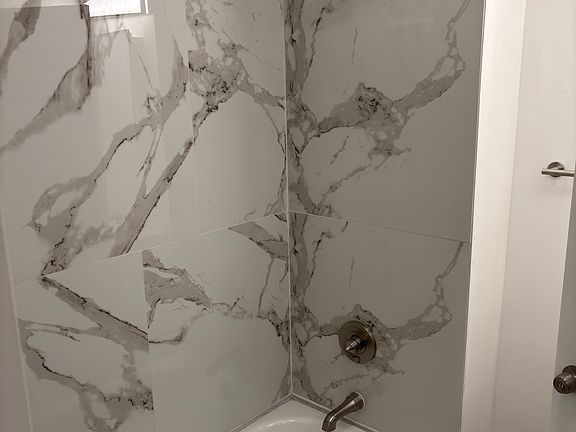 Porcelain's tile throughout the bathroom