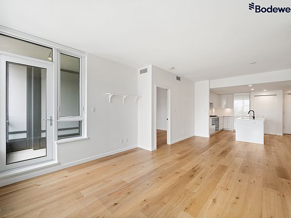 4th image of 2888 Cambie St