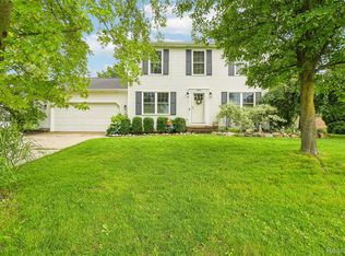 696 Vincent St, Pinckney, MI 48169