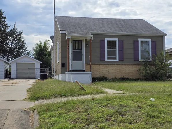 636 E 2nd St, Russell, KS 67665
