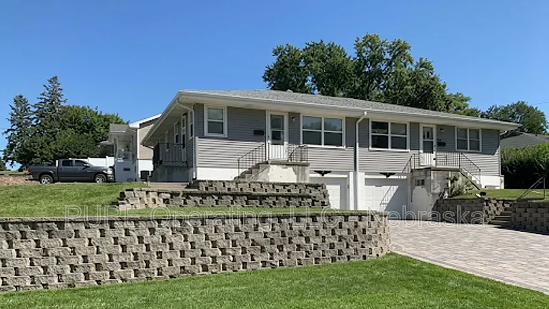 2 bed, 1.0 bath, 1000 sqft, $1,300 — Photo 1