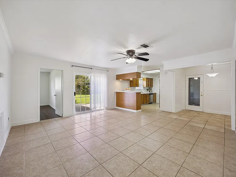 1217 E Brown Ln — Photo 7