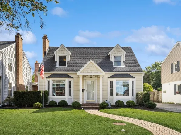 805 S Hamlin Ave, Park Ridge, IL 60068