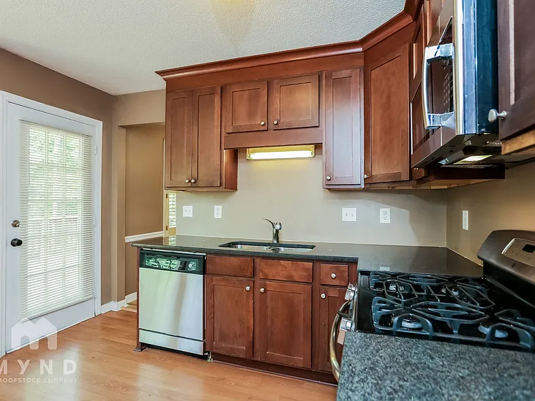 2574 Overlake Dr — Photo 3