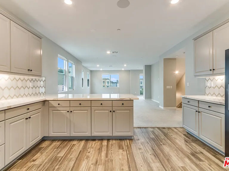 713 Daniel Freeman Cir — Photo 7
