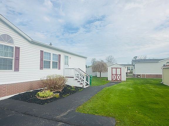 3rd image of 9864 Tobermory Ave