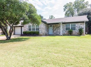 413 Simmons Dr, Euless, TX 76040