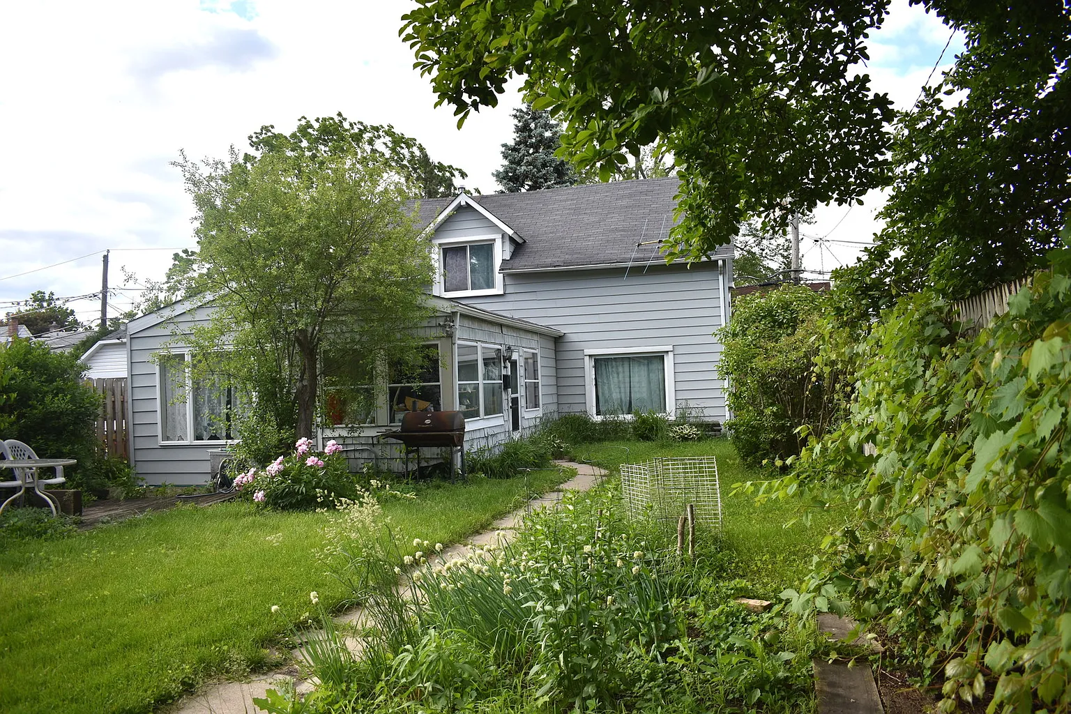 1346 Harding Ave photo 1