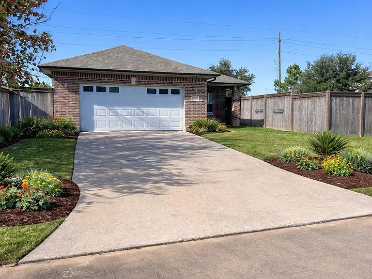 1735 Briarbrook Dr — Photo 1