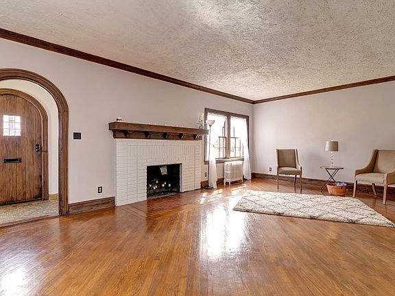 Spacious liv rm w fireplace