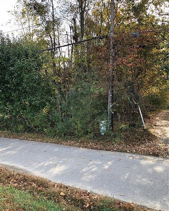 2nd image of 1906 Jamestown Rd