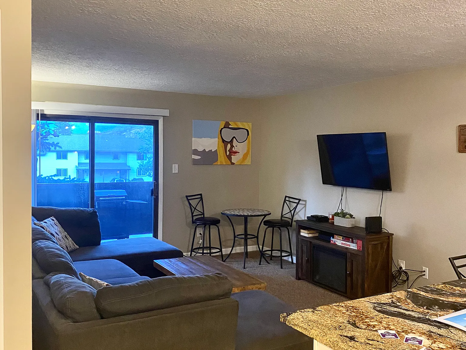 2 bed, 739 sqft, $3,000 — Photo 2