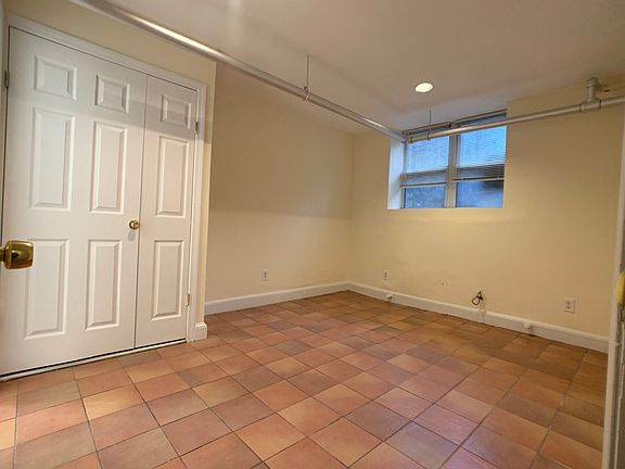 3rd image of 35 Orkney Rd APT 14