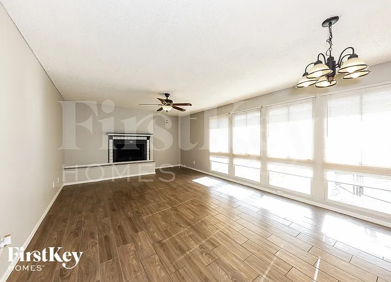13807 N 52nd Ave — Photo 6