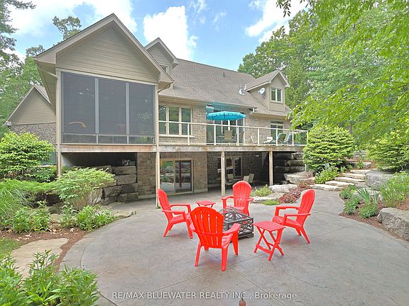 2nd image of 9956 Pinetree Cres