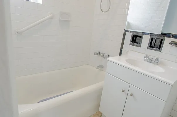 Rented by Astoria Realty | media 6