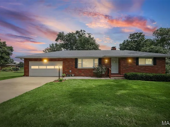 4803 Paris Dr, Godfrey, IL 62035