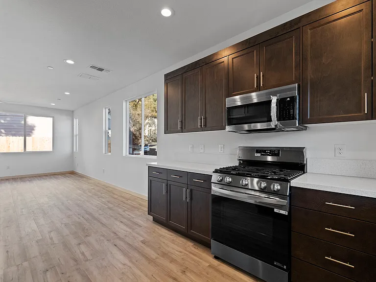 130 Cottage Ct — Photo 3