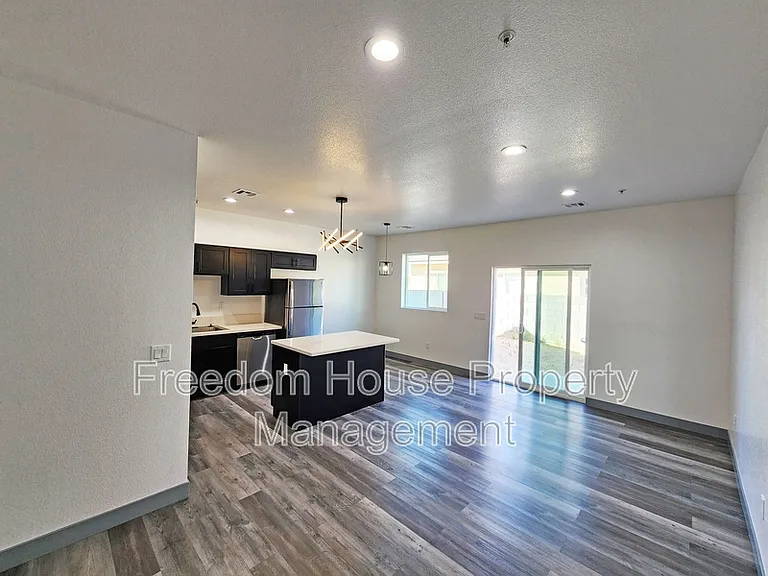 384 Erin St — Photo 11