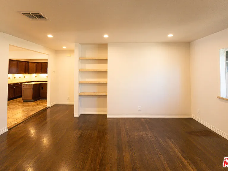 5766 Newcastle Ave — Photo 3