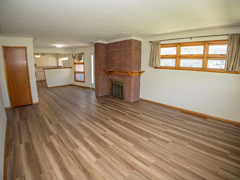 2401 Willow Dr — Photo 4