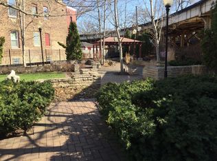 1043 W Irving Park Rd, Chicago, IL 60613