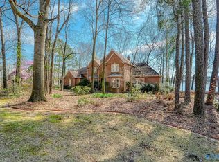 121 Lake Pointe Cir SW, Huntsville, AL 35824