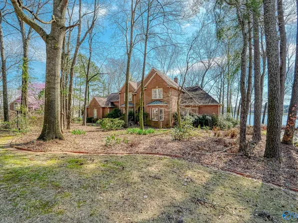 121 Lake Pointe Cir SW, Huntsville, AL 35824