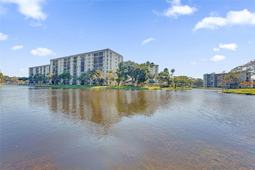 2228 N Cypress Bend Dr APT 103, photo 2