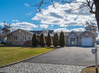 26 Long Bow Ln, Commack, NY 11725
