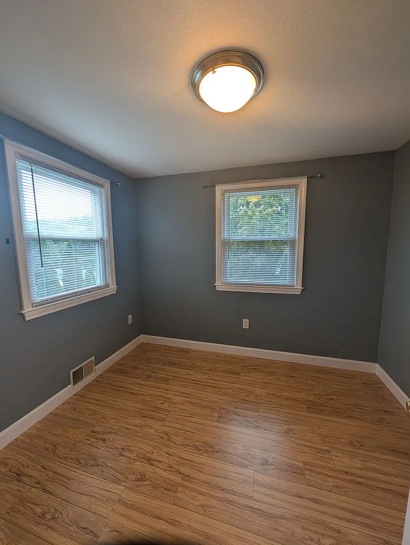 Charming Lakefront home in Mendon $3,000/Month — Photo 3
