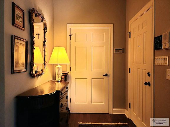 3rd image of 817 Parkview Cir