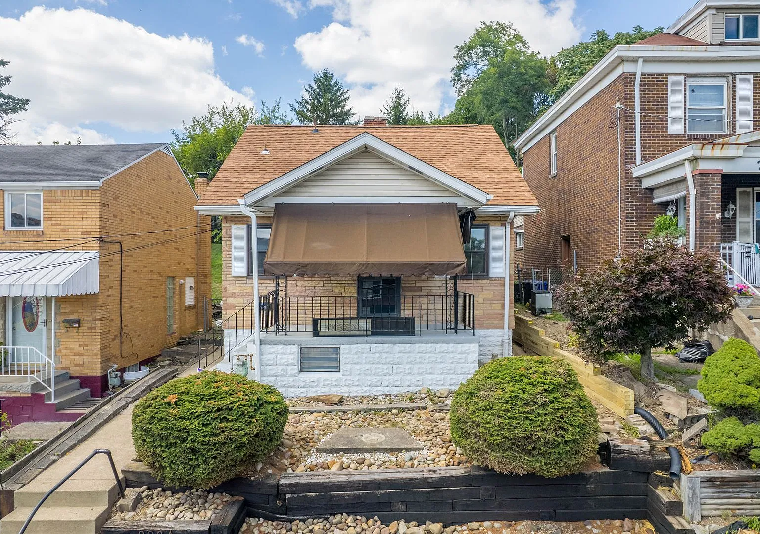 Gorgeous 3 bedroom home in Brookline available now! — Photo 4