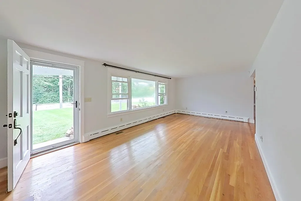 3 bed, 1.5 bath, 1352 sqft, $3,700 — Photo 4