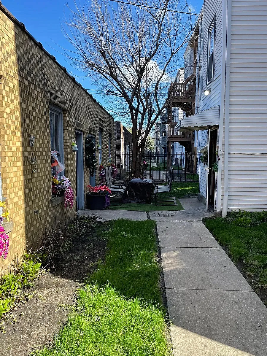 Building Photo - 8352 S Maryland Ave #3