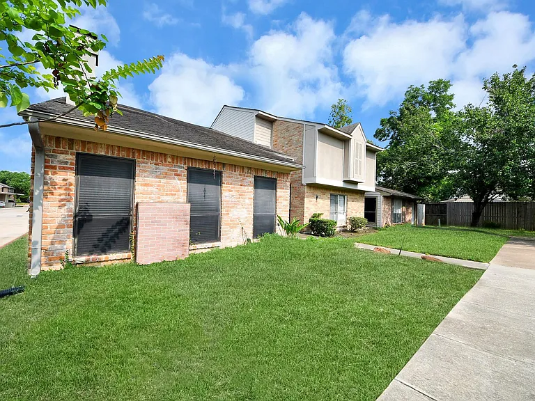 7877 Kendalia Dr — Photo 3