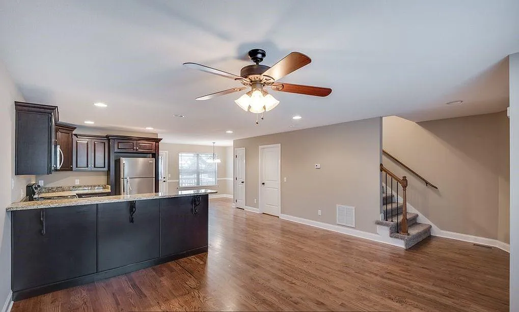 2 bed, 2.5 bath, 1300 sqft, $1,370 — Photo 3