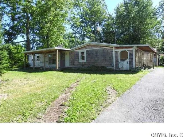 29 Barnes St, Phoenix, NY 13135