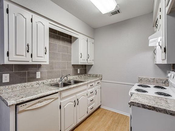 5th image of 502 E Worth St